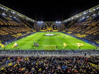 Die Dortmunder Fans zeigen vor Beginn des Spiels im Signal Iduna Park eine Choreogephie die über 3 Tribünen. Foto: Guido Kirchner/dpa Die Dortmunder Fans zeigen vor Beginn des Spiels im Signal Iduna Park eine Choreogephie die über 3 Tribünen. Foto: Guido Kirchner/dpa
