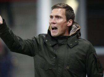 Trainer Hannes Wolf gibt seinen Spielern vom Spielfeldrand aus Anweisungen. Foto: Virginie Lefour/BELGA/dpa Trainer Hannes Wolf gibt seinen Spielern vom Spielfeldrand aus Anweisungen. Foto: Virginie Lefour/BELGA/dpa