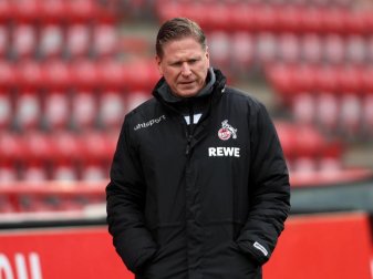 Kölns Trainer Markus Gisdol blickt an der Seitenlinie zu Boden. Foto: Andreas Gora/dpa Kölns Trainer Markus Gisdol blickt an der Seitenlinie zu Boden. Foto: Andreas Gora/dpa
