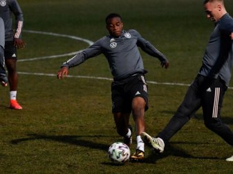 Hat sich hat sich beim Abschluss-Training vor dem ersten Spiel der U21 gegen Ungarn am Fuß verletzt: Youssoufa Moukoko (M). Foto: Marton Monus/dpa Hat sich hat sich beim Abschluss-Training vor dem ersten Spiel der U21 gegen Ungarn am Fuß verletzt: Youssoufa Moukoko (M). Foto: Marton Monus/dpa