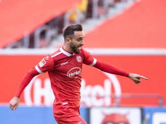 Musste sich nach der Rückkehr von der türkischen Nationalmannschaft in häusliche Isolation begeben: Düsseldorfs Kenan Karaman. Foto: Marius Becker/dpa Musste sich nach der Rückkehr von der türkischen Nationalmannschaft in häusliche Isolation begeben: Düsseldorfs Kenan Karaman. Foto: Marius Becker/dpa