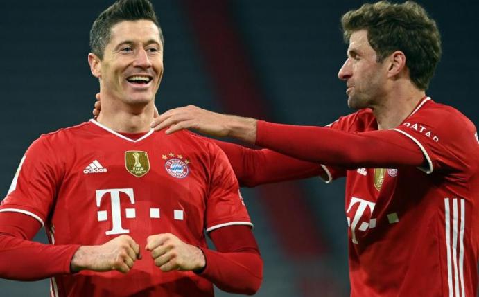 Thomas Müller (r) sieht im Ausfall von Robert Lewandowski auch eine Herausforderung an die Mannschaft, das gemeinsam aufzufangen. Foto: Sven Hoppe/dpa-POOL/dpa