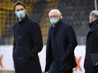 Bayer-Sportdirektor Simon Rolfes (l) und Rudi Völler (M). Foto: Anthony Anex/KEYSTONE/dpa Bayer-Sportdirektor Simon Rolfes (l) und Rudi Völler (M). Foto: Anthony Anex/KEYSTONE/dpa