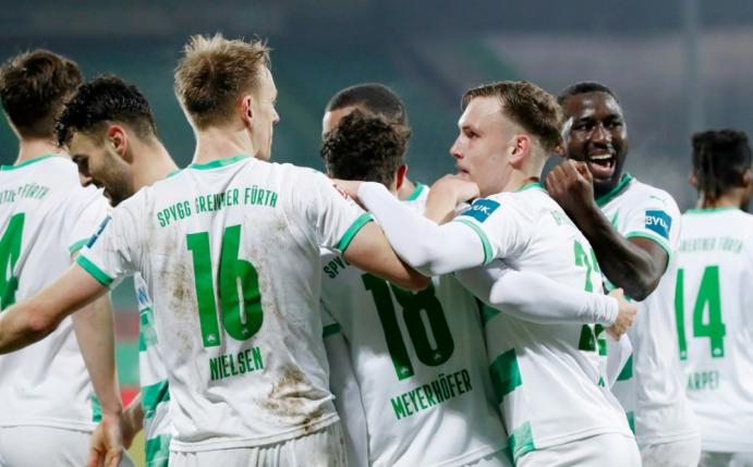 Fürth sichert sich in den letzten Minuten den Sieg
