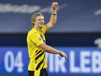 Dortmunds Erling Haaland jubelt nach einem gewonnen Revier-Derby auf dem Platz. Foto: Martin Meissner/Pool AP/dpa