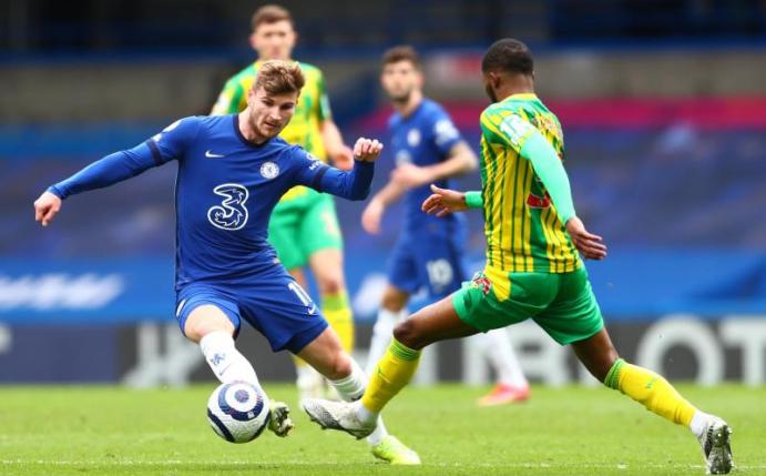 Chelseas Timo Werner (l) und West Bromwichs Ainsley Maitland-Niles (r) im Zweikampf um den Ball. Foto: Clive Rose/PA Wire/dpa