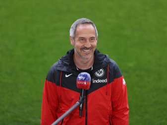 Frankfurts Trainer Adi Hütter stellt sich vor dem Spiel den Fragen der Journalisten. Foto: Lars Baron/Pool Getty/dpa Frankfurts Trainer Adi Hütter stellt sich vor dem Spiel den Fragen der Journalisten. Foto: Lars Baron/Pool Getty/dpa