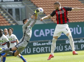 Genuas Torhüter Emil Audero wehrt einen Ball von Milans Ante Rebic (r) ab. Foto: Antonio Calanni/AP/dpa Genuas Torhüter Emil Audero wehrt einen Ball von Milans Ante Rebic (r) ab. Foto: Antonio Calanni/AP/dpa