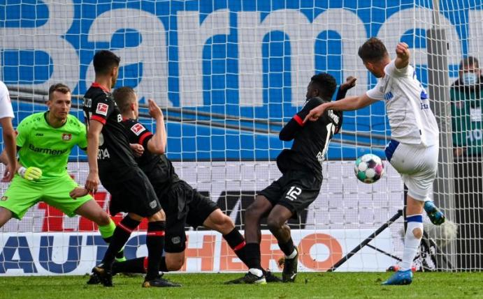 Schalkes Stürmer Klaas-Jan Huntelaar (r) erzielt das 2:1 gegen Bayer Leverkusen. Foto: Federico Gambarini/dpa POOL/dpa