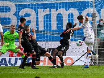 Schalkes Stürmer Klaas-Jan Huntelaar (r) erzielt das 2:1 gegen Bayer Leverkusen. Foto: Federico Gambarini/dpa POOL/dpa Schalkes Stürmer Klaas-Jan Huntelaar (r) erzielt das 2:1 gegen Bayer Leverkusen. Foto: Federico Gambarini/dpa POOL/dpa