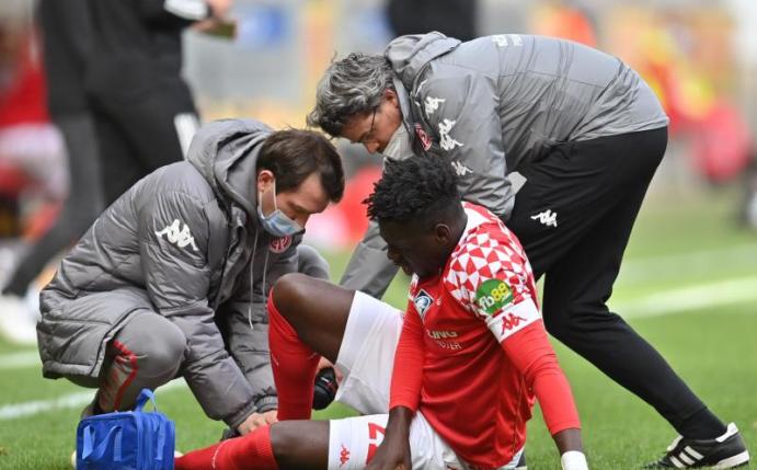 Betreuer kümmern sich um den verletzten Mainzer Abwehrspieler Danny da Costa. Foto: Torsten Silz/dpa