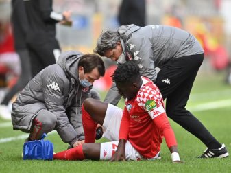 Betreuer kümmern sich um den verletzten Mainzer Abwehrspieler Danny da Costa. Foto: Torsten Silz/dpa Betreuer kümmern sich um den verletzten Mainzer Abwehrspieler Danny da Costa. Foto: Torsten Silz/dpa
