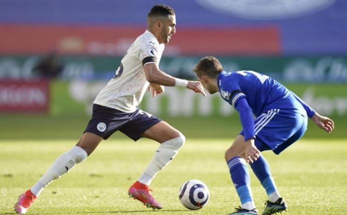 Citys Riyad Mahrez (l) im Dribbling gegen Leicesters Timothy Castagne. Foto: Tim Keeton/PA Wire/dpa