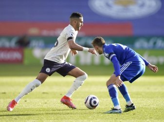 Citys Riyad Mahrez (l) im Dribbling gegen Leicesters Timothy Castagne. Foto: Tim Keeton/PA Wire/dpa Citys Riyad Mahrez (l) im Dribbling gegen Leicesters Timothy Castagne. Foto: Tim Keeton/PA Wire/dpa