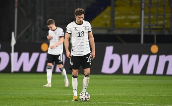 Lässt nach der Pleite gegen Nordmazedonien den Kopf hängen: Leon Goretzka (18). Foto: Federico Gambarini/dpa