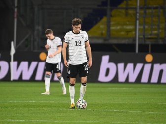 Lässt nach der Pleite gegen Nordmazedonien den Kopf hängen: Leon Goretzka (18). Foto: Federico Gambarini/dpa Lässt nach der Pleite gegen Nordmazedonien den Kopf hängen: Leon Goretzka (18). Foto: Federico Gambarini/dpa