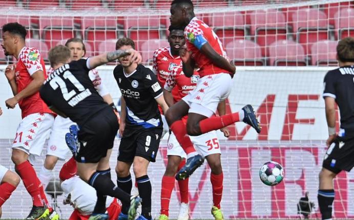 Bielefelds Andreas Voglsammer (M/21) trifft im Nachschuss eines Freistosses in Mainz zum 1:1. Foto: Torsten Silz/dpa