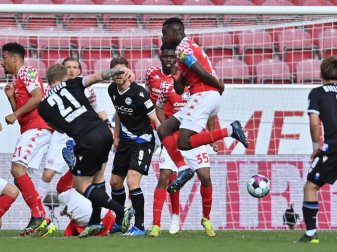 Bielefelds Andreas Voglsammer (M/21) trifft im Nachschuss eines Freistosses in Mainz zum 1:1. Foto: Torsten Silz/dpa Bielefelds Andreas Voglsammer (M/21) trifft im Nachschuss eines Freistosses in Mainz zum 1:1. Foto: Torsten Silz/dpa