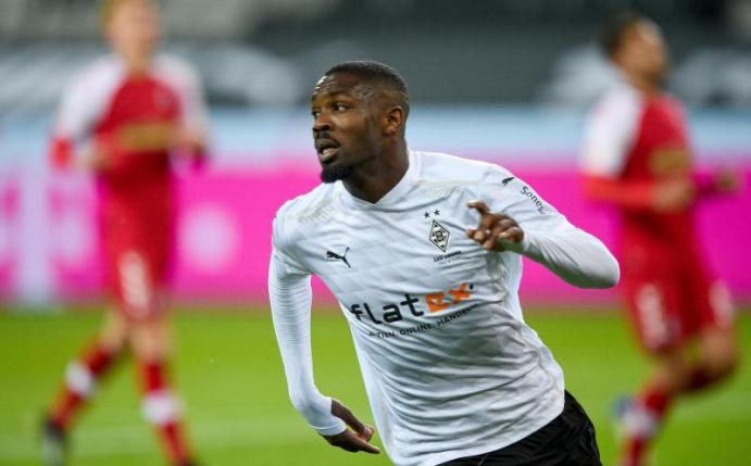 Mit seinem Doppelpack hat Marcus Thuram den Gladbachern den 2:1-Sieg über Freiburg beschert. Foto: Jonas Güttler/dpa