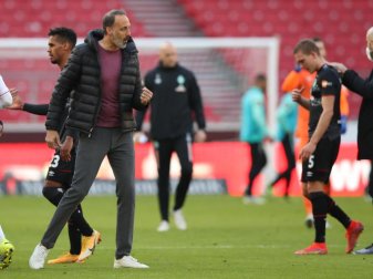 Stuttgarts Trainer Pellegrino Matarazzo (2.v.l) will auch nach dem Sieg gegen Bremen nichts von Europa wissen. Foto: Tom Weller/dpa Stuttgarts Trainer Pellegrino Matarazzo (2.v.l) will auch nach dem Sieg gegen Bremen nichts von Europa wissen. Foto: Tom Weller/dpa