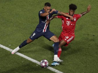 Bayerns Kingsley Coman (r) im Zweikampf mit PSG-Verteidiger Thilo Kehrer. In der Champions League kommt es zur Neuauflage des Vorjahresfinales. Foto: Manu Fernandez/Pool AP/dpa