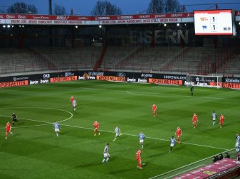Stadtderby: Fans lösen mit Feuerwerk Brand aus