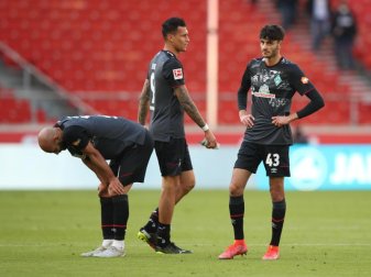 Die Bremer Ömer Toprak, Davie Selke und Eren Dinkçi sind nach dem 0:1 in Stuttgart geknickt. Foto: Tom Weller/dpa Die Bremer Ömer Toprak, Davie Selke und Eren Dinkçi sind nach dem 0:1 in Stuttgart geknickt. Foto: Tom Weller/dpa