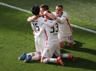 Eintracht Frankfurt gewann beim BVB und setzte sich von den Dortmundern ab. Foto: Lars Baron/Pool Getty/dpa Eintracht Frankfurt gewann beim BVB und setzte sich von den Dortmundern ab. Foto: Lars Baron/Pool Getty/dpa