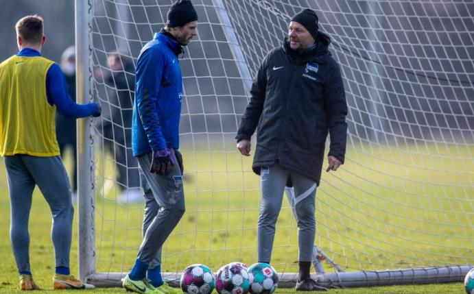Zsolt Petry (r) beim Training mit Hertha-Torwart Rune Jarstein. Foto: Andreas Gora/dpa