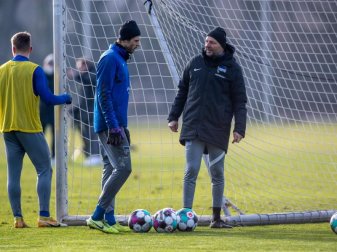Zsolt Petry (r) beim Training mit Hertha-Torwart Rune Jarstein. Foto: Andreas Gora/dpa Zsolt Petry (r) beim Training mit Hertha-Torwart Rune Jarstein. Foto: Andreas Gora/dpa