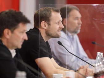 Mit Trainer Bo Svensson (M), Heidel (l) und Martin Schmidt hat Mainz eine starke Aufholjagd hingelegt. Foto: Marcel Lorenz/rscp-photo.net/FSV Mainz 05/dpa Mit Trainer Bo Svensson (M), Heidel (l) und Martin Schmidt hat Mainz eine starke Aufholjagd hingelegt. Foto: Marcel Lorenz/rscp-photo.net/FSV Mainz 05/dpa