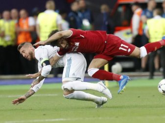 Liverpool-Stürmer Mohamed Salah musste im Finale 2018 nach diesem Zweikampf mit Real-Kapitän Sergio Ramos verletzt vom Platz. Foto: Efrem Lukatsky/AP/dpa