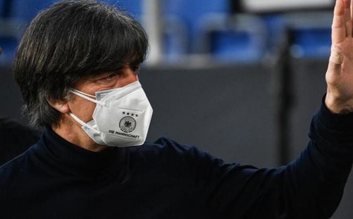 Steht nach der Pleite gegen Nordmazedonien erneut in der Kritik: Bundestrainer Joachim Löw. Foto: Federico Gambarini/dpa