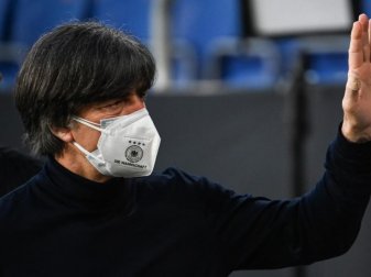 Steht nach der Pleite gegen Nordmazedonien erneut in der Kritik: Bundestrainer Joachim Löw. Foto: Federico Gambarini/dpa Steht nach der Pleite gegen Nordmazedonien erneut in der Kritik: Bundestrainer Joachim Löw. Foto: Federico Gambarini/dpa