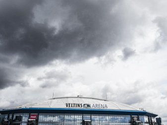 Der Abstieg droht: Dunkle Wolken hängen über der Schalker Arena. Foto: Guido Kirchner/dpa Der Abstieg droht: Dunkle Wolken hängen über der Schalker Arena. Foto: Guido Kirchner/dpa