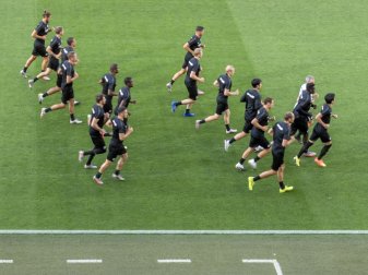 Die Spieler von Eintracht Frankfurt laufen sich warm. Foto: Georgios Kefalas/KEYSTONE/dpa