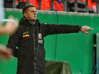 Trainer Mersad Selimbegovic glaubt an die Chance von Jahn Regensburgs im Pokal gegen Werder Bremen. Foto: Armin Weigel/dpa