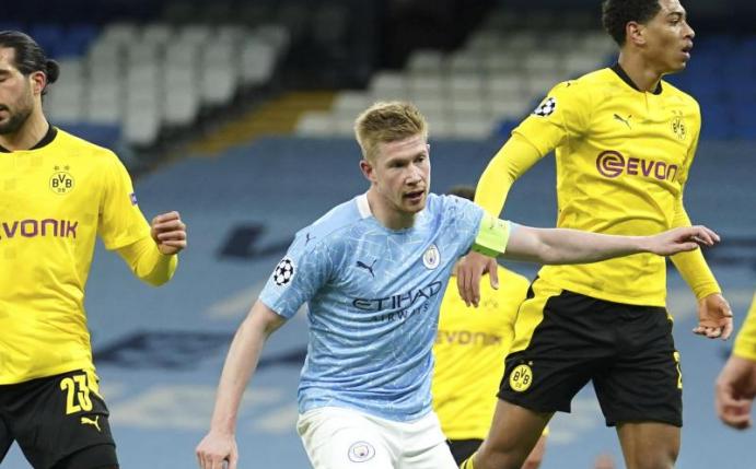 Hat bei Manchester City ein neues Arbeitspapier unterschrieben: Kevin De Bruyne (M). Foto: Dave Thompson/AP/dpa