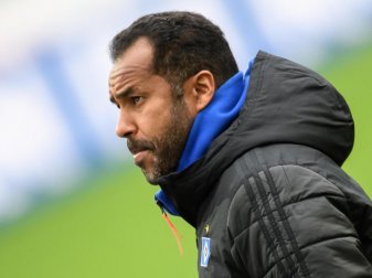 Will sich mit möglichen Spielverlegungen in der 2. Liga nicht beschäftigen: HSV-Trainer Daniel Thioune. Foto: Swen Pförtner/dpa-POOL/dpa
