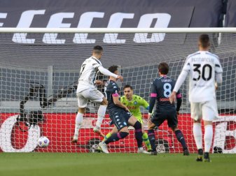 Cristiano Ronaldo (l) erzielt ein Tor für Juve gegen den SSC Neapel. Foto: Jonathan Moscrop/CSM via ZUMA Wire/dpa Cristiano Ronaldo (l) erzielt ein Tor für Juve gegen den SSC Neapel. Foto: Jonathan Moscrop/CSM via ZUMA Wire/dpa