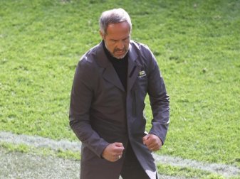 Richtet seine ganze Konzentration auf das Spiel gegen Wolfsburg: Eintracht-Coach Adi Hütter. Foto: Lars Baron/Pool Getty/dpa Richtet seine ganze Konzentration auf das Spiel gegen Wolfsburg: Eintracht-Coach Adi Hütter. Foto: Lars Baron/Pool Getty/dpa