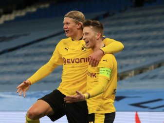 Die Dortmunder um Marco Reus (r) und Erling Haaland sind in der Bundesliga unter Druck. Foto: Lindsey Parnaby/dpa