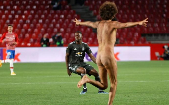 Nackte Tatsachen: Ein Flitzer beim Geister-Europa-League-Spiel FC Granada gegen Manchester United. Foto: Fermin Rodriguez/AP/dpa
