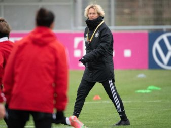 Testet mit Deutschlands Fußball-Frauen zweimal in Wiesbaden: Bundestrainerin Martina Voss-Tecklenburg (r). Foto: Sebastian Gollnow/dpa Testet mit Deutschlands Fußball-Frauen zweimal in Wiesbaden: Bundestrainerin Martina Voss-Tecklenburg (r). Foto: Sebastian Gollnow/dpa