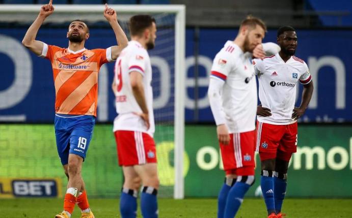 Darmstadts Serdar Dursun (l) traf zum zwischenzeitlichen 2:0. Foto: Christian Charisius/dpa