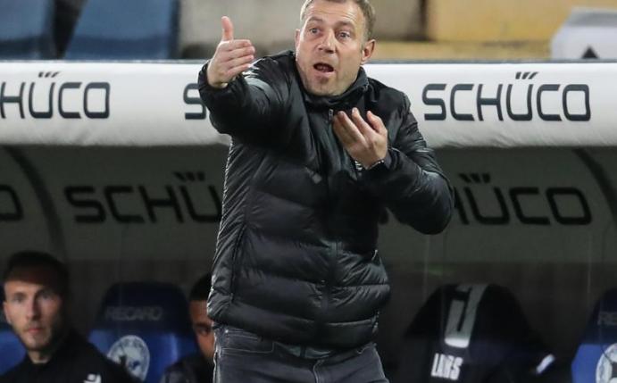 Bielefelds Trainer Frank Kramer schaut nach dem Sieg gleich wieder nach vorne. Foto: Friso Gentsch/dpa