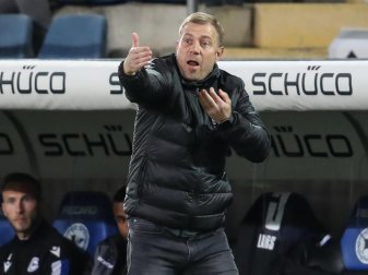 Bielefelds Trainer Frank Kramer schaut nach dem Sieg gleich wieder nach vorne. Foto: Friso Gentsch/dpa Bielefelds Trainer Frank Kramer schaut nach dem Sieg gleich wieder nach vorne. Foto: Friso Gentsch/dpa