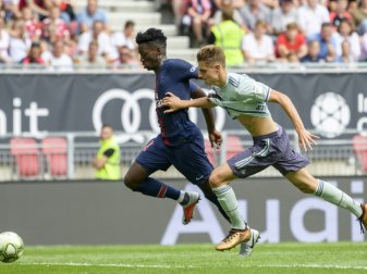 Stanisic (r.) gibt sein Bundesliga-Debüt für Bayern Stanisic (r.) gibt sein Bundesliga-Debüt für Bayern