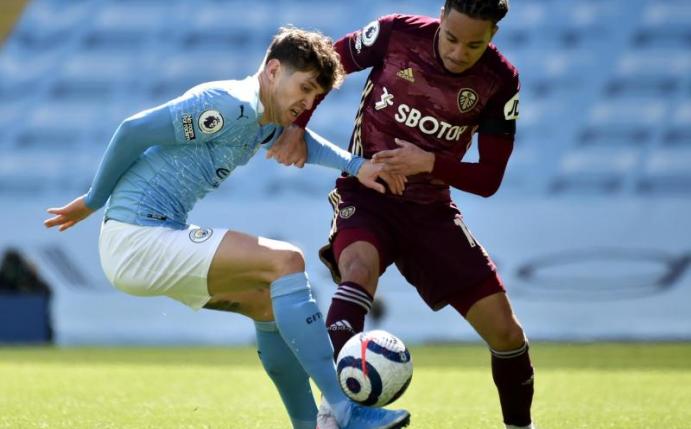 John Stones (l) von Manchester City und Helder Costa von Leeds United im Zweikampf. Foto: Rui Vieira/PA Wire/dpa