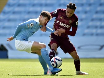 John Stones (l) von Manchester City und Helder Costa von Leeds United im Zweikampf. Foto: Rui Vieira/PA Wire/dpa John Stones (l) von Manchester City und Helder Costa von Leeds United im Zweikampf. Foto: Rui Vieira/PA Wire/dpa